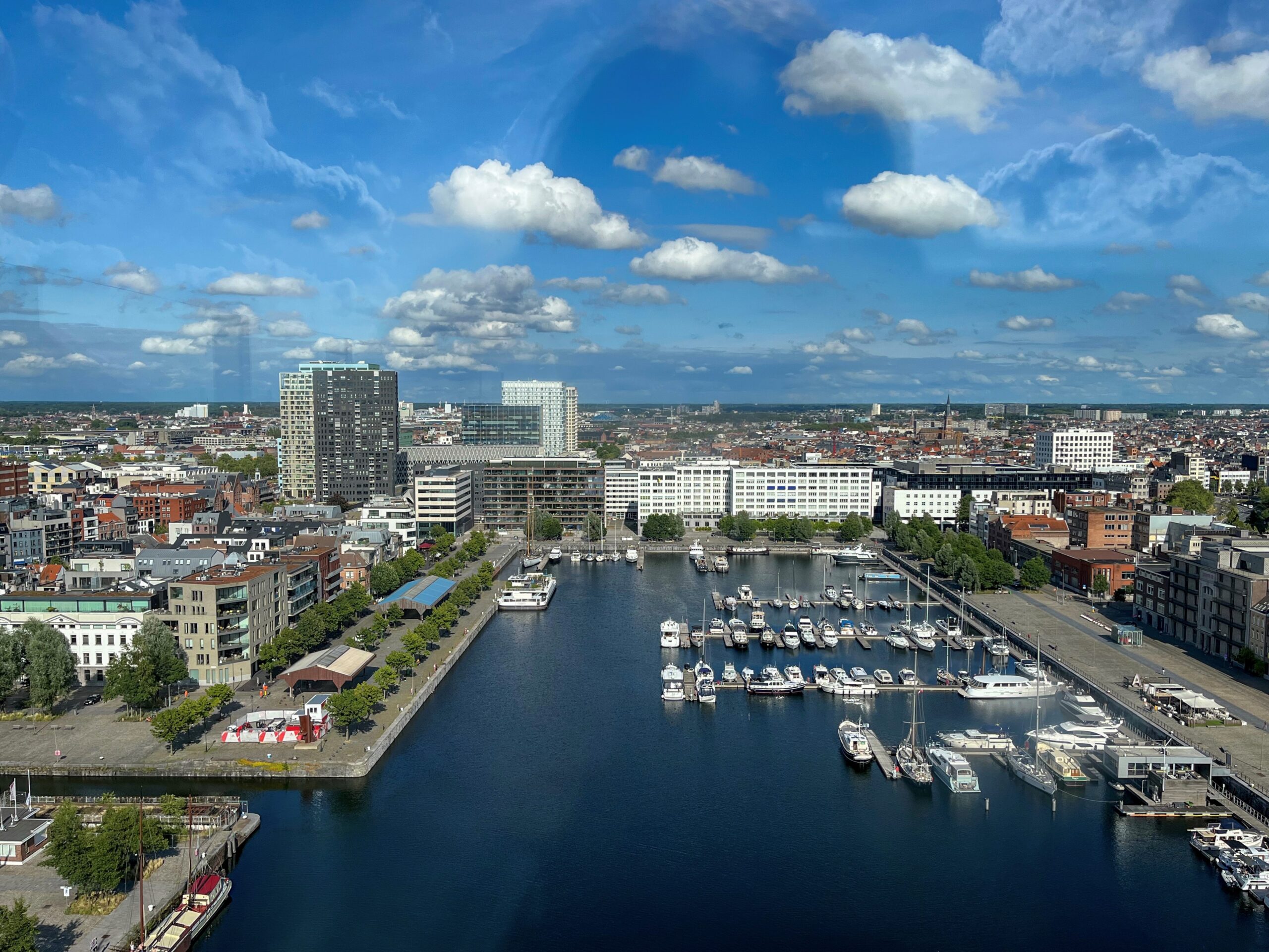 het eilandje Antwerpen Zicht vanuit het dakterras museum MAS over het eilandje